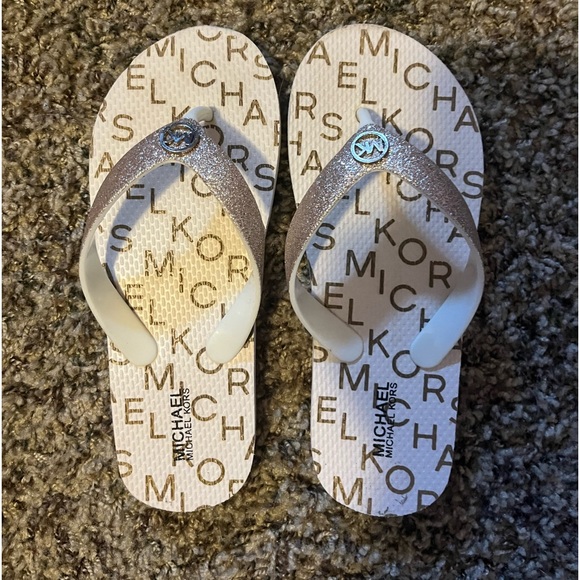 Michael Kors girls flip flops - Picture 3 of 3